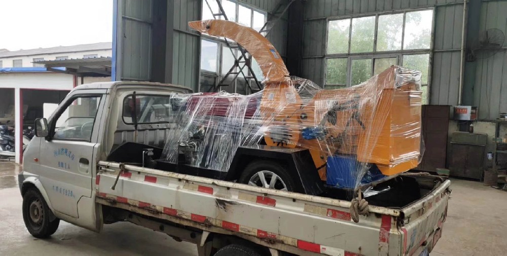 首邦機械發(fā)往福建三明的樹枝粉碎機